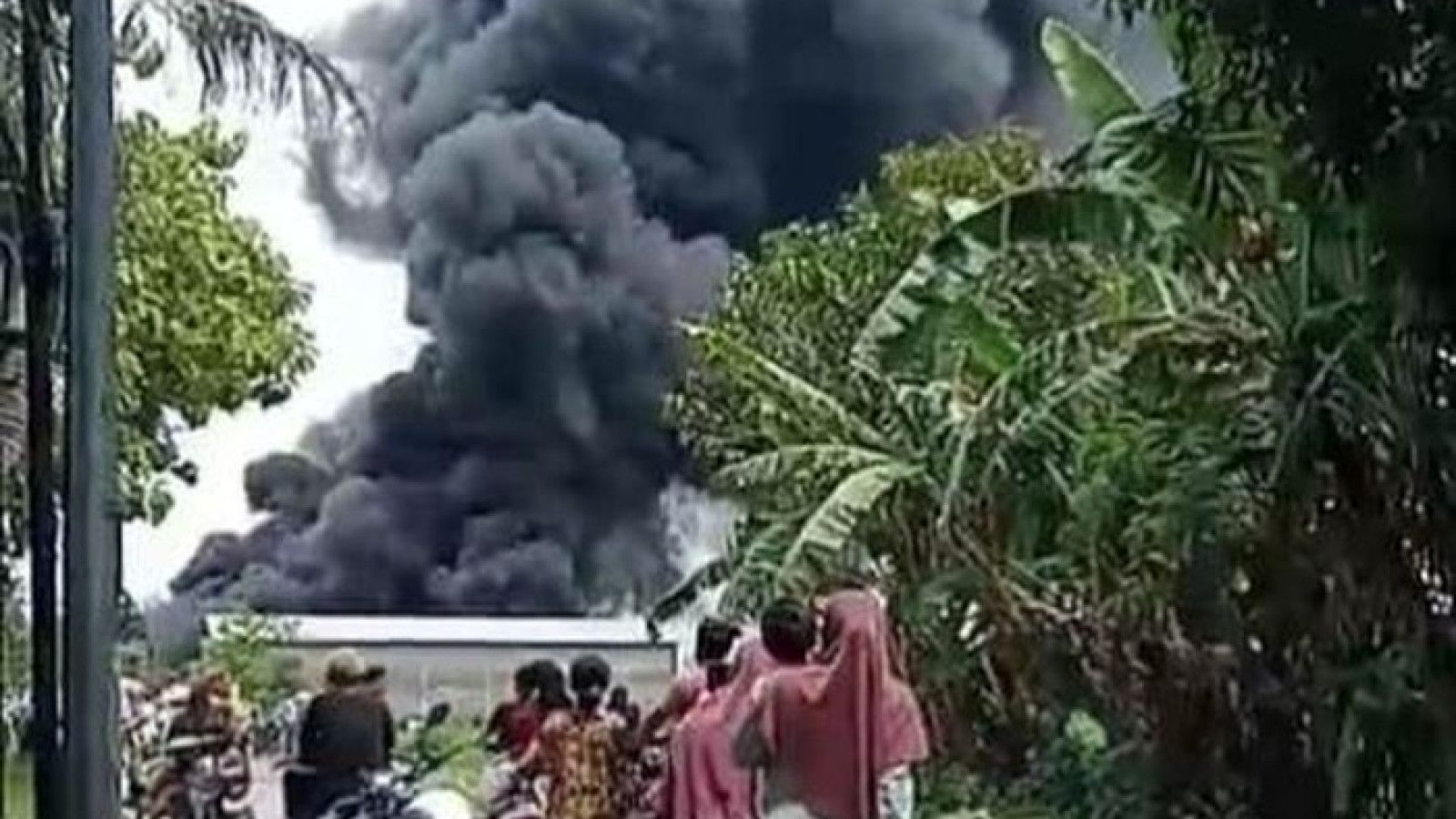 Kebakaran Hebat di Gudang Solar Bojonegoro, Warga Terkepung Asap