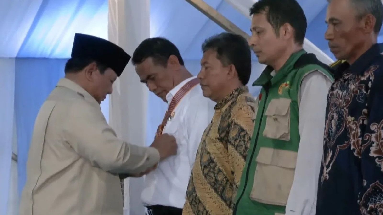 Pemimpin Negara Anugerahkan Bintang Jasa untuk Tokoh Pertanian di Karawang