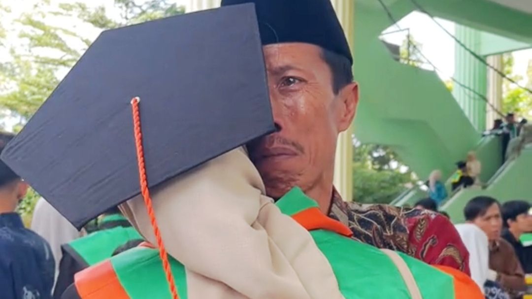 Momen Wisuda Seorang Cewek Makin Haru, Sang Ayah Menangis Mengingat Sang Istri yang Telah Meninggal Dunia