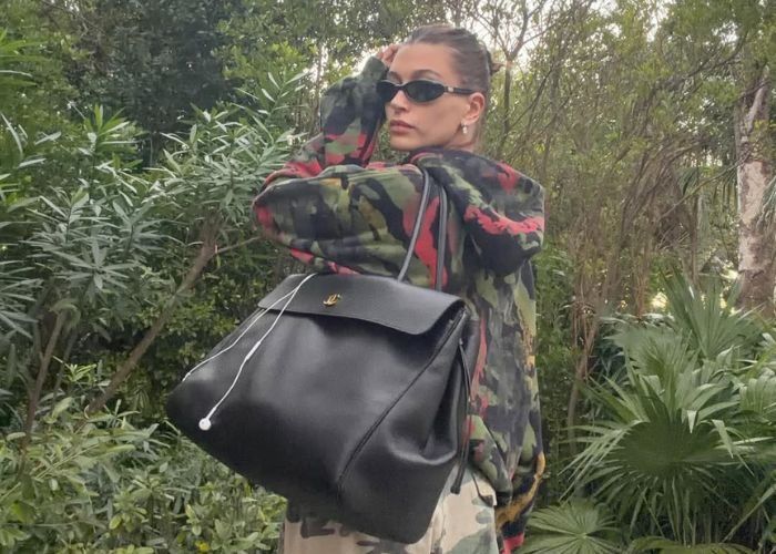 Hailey Bieber Pakai Tas Chanel Oversize Bikin Geger, Disebut Bakal Jadi Tren Fashion 2026