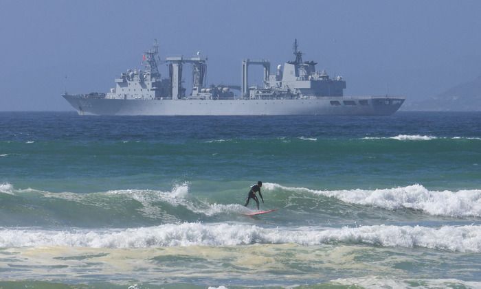 Sebuah kapal Tiongkok di Teluk Fasle dekat pangkalan Angkatan Laut Simon s Town menjelang latihan angkatan laut gabungan oleh negara-negara BRICS Plus. - Foto oleh REUTERS Esa Alexander