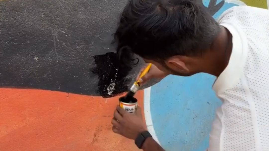 Mural Perempuan di India Diserang Aksi Vandalisme Mesum, Seorang Pria Langsung Menutupinya dengan Cat Hitam