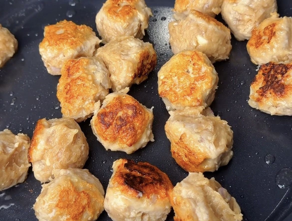 Lagi Pengen Menu Kekinian? Cobain Resep Bola Ayam Saus Inggris yang Gurih Nagih