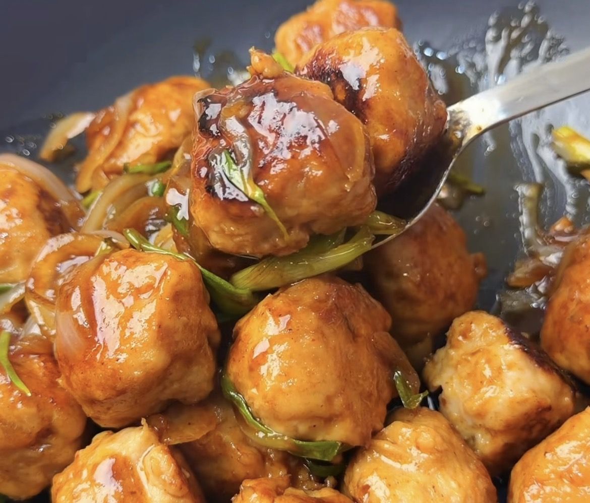 Lagi Pengen Menu Kekinian? Cobain Resep Bola Ayam Saus Inggris yang Gurih Nagih