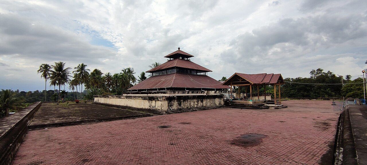 Masjid Tuha Indrapuri: Masjid Tertua Aceh yang Berdiri di Atas Candi Hindu-Buddha