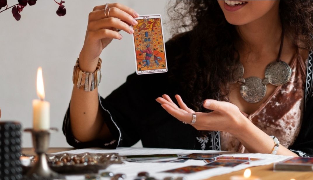 Profesi Pembaca Tarot Bisa Jadi Sampingan, Kliennya Kebanyakan Gen Z yang Butuh Curhat