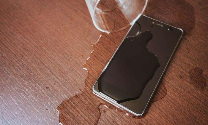 Jangan Panik! 6 Tips Atasi Handphone Kecebur Air Tanpa Perlu ke Tempat Service