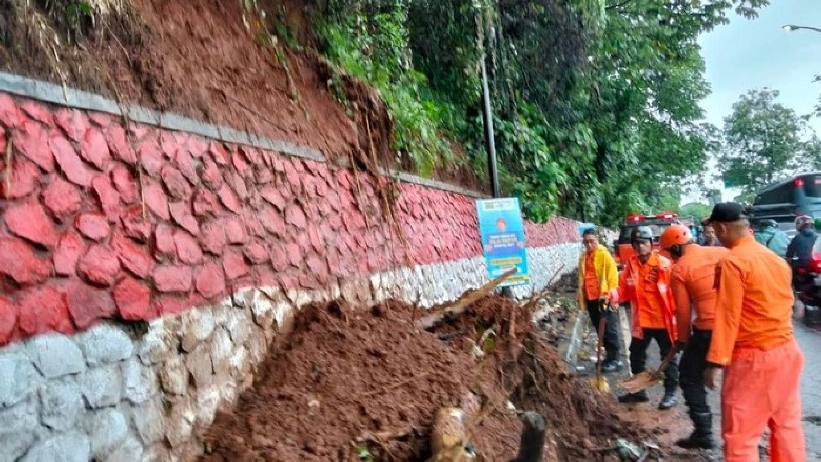 Longsor Tutup Akses Jalan Mayor Oking di Bogor