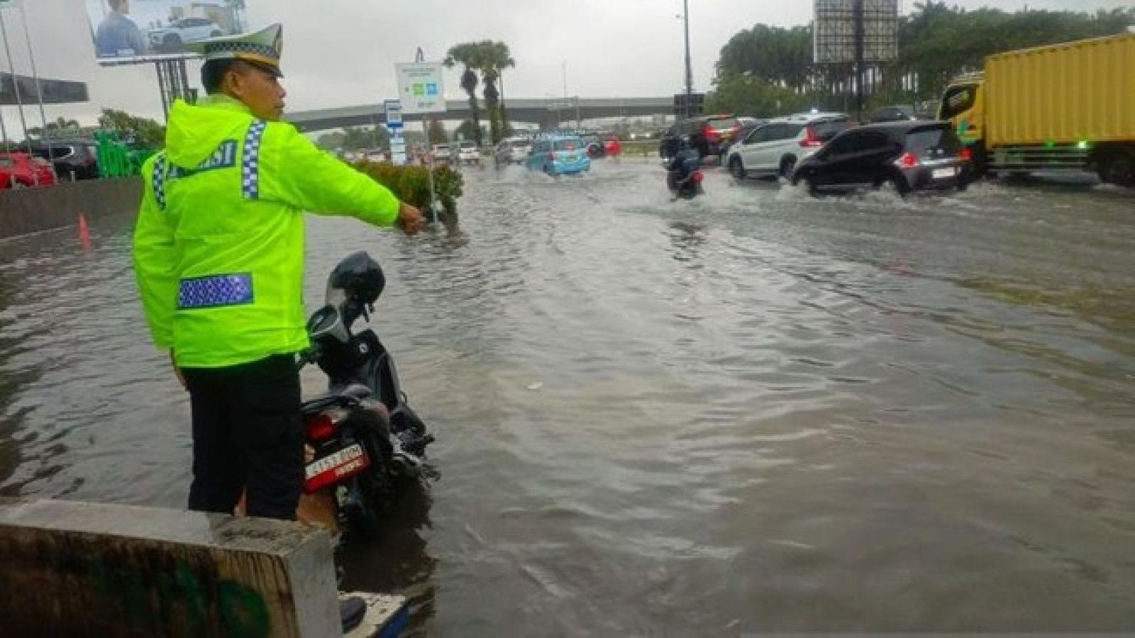 Genangan Air Mengganggu Akses Jalan Menuju Bandara Soekarno-Hatta
