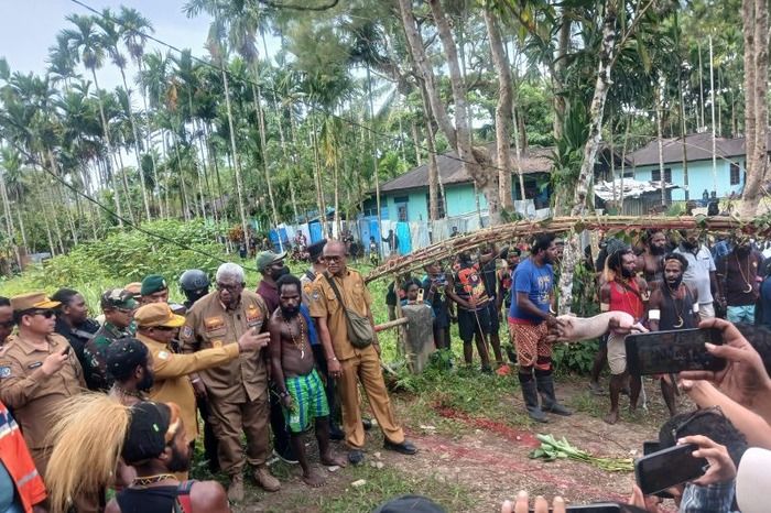 Kwamki Narama Kembali Kondusif, Ritual Adat Patah Panah Satukan Kelompok Dang dan Newegalen