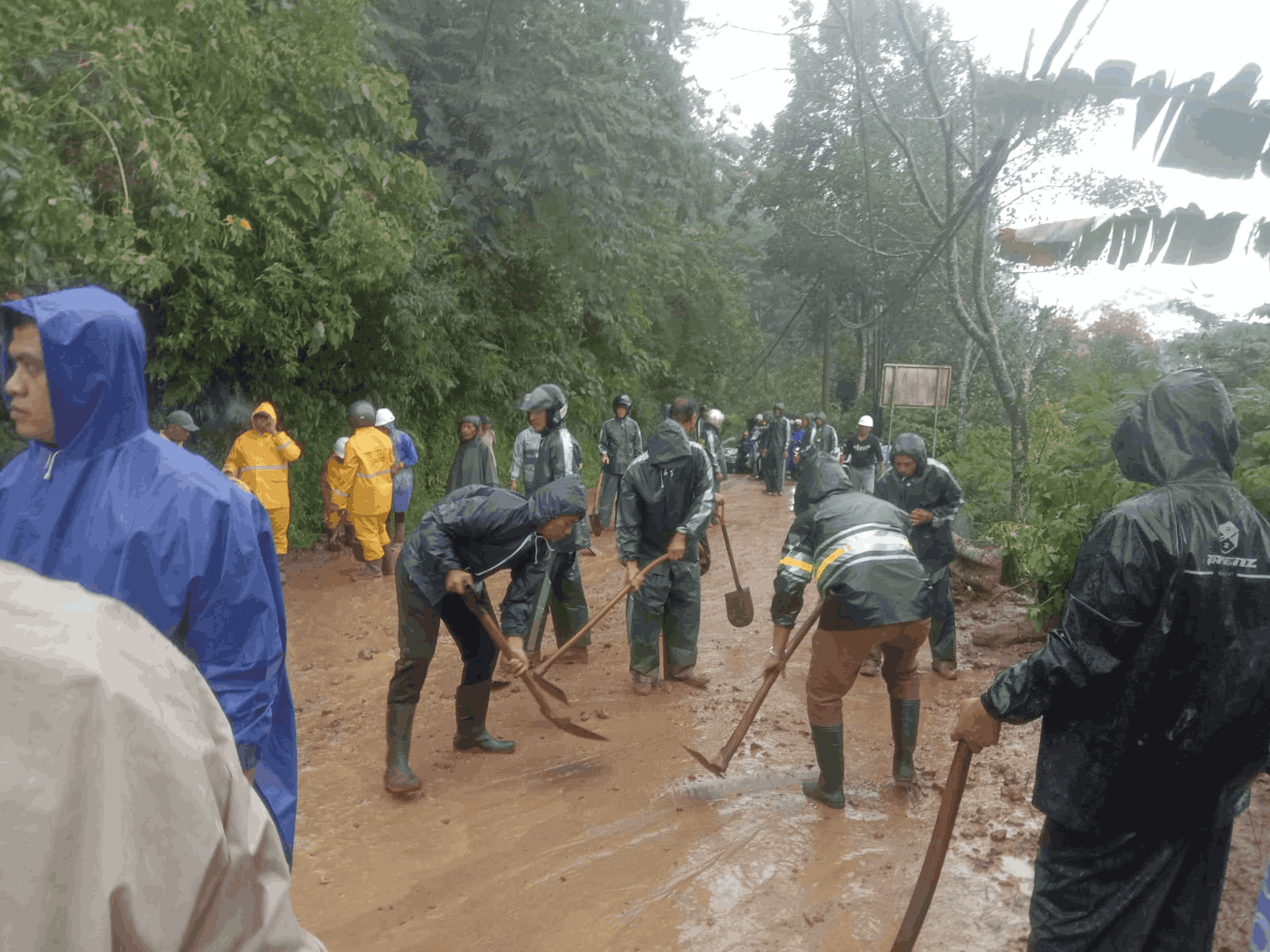 Bersama Warga, Camat Banjar Tangani Longsor di Desa Munduk