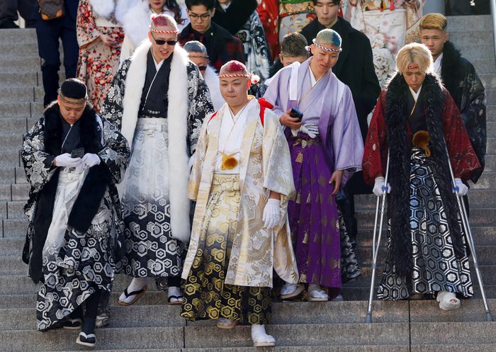 Para pemuda berbalut kimono berjalan menuju tempat acara selama upacara perayaan Hari Kedewasaan mereka di Yokohama, Jepang, 12 Januari 2026. - Foto oleh REUTERS Manami Yamada