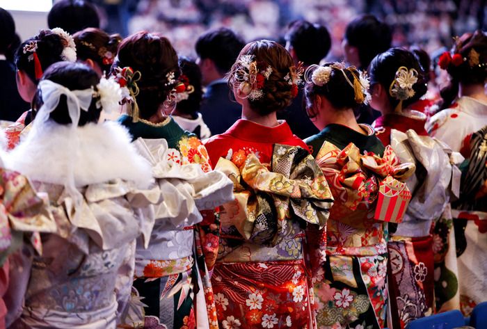 Para wanita muda berbalut kimono menghadiri upacara perayaan Hari Kedewasaan mereka di Yokohama, Jepang, 12 Januari 2026. - Foto oleh REUTERS Manami Yamada