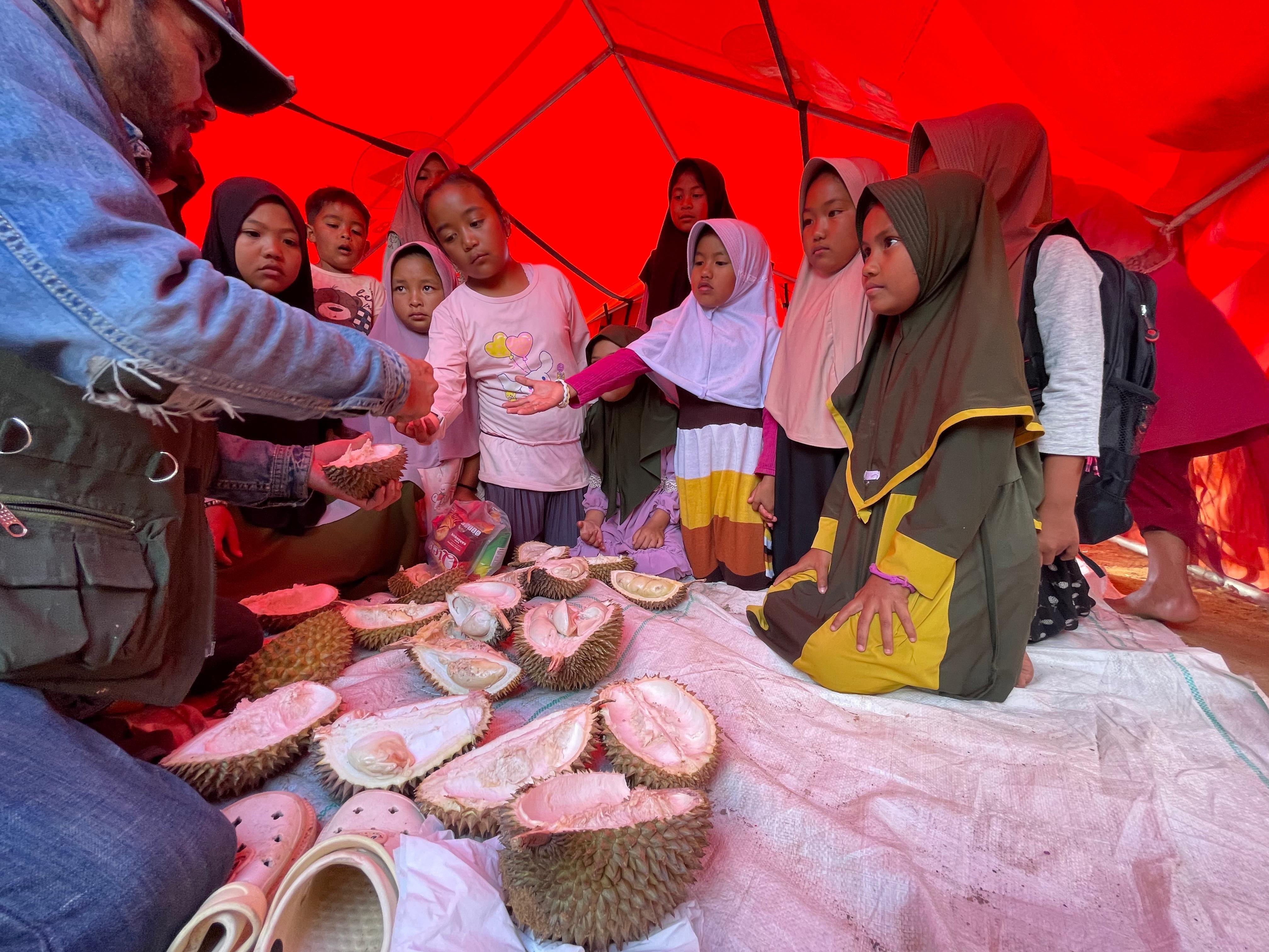 Bantu Petani Korban Banjir, Relawan Pemuda Gayo Borong Durian Warga untuk Dibagikan Gratis ke Pengungsi