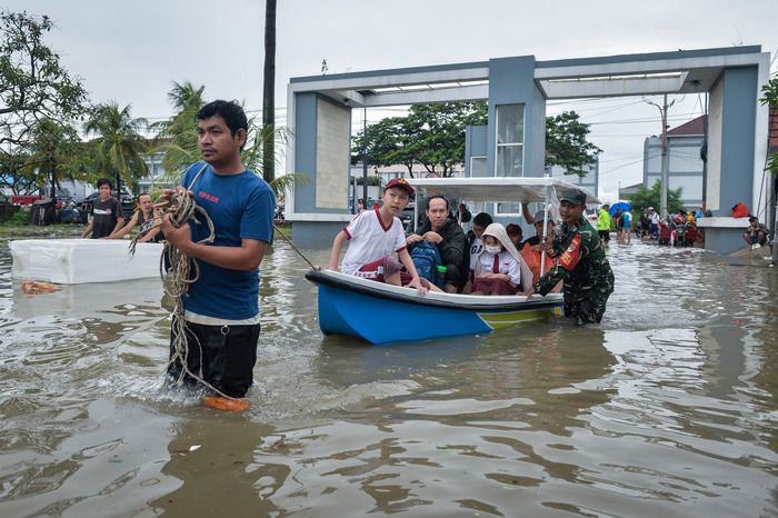 Anggota TNI bersama relawan menggunakan perahu untuk mengevakuasi warga terdampak banjir di Perumahan Duta Bandara Permai, Kosambi, Kabupaten Tangerang, Banten, Senin (12 1 2026). - Foto oleh ANTARA FOTO Putra M. Akbar nym.