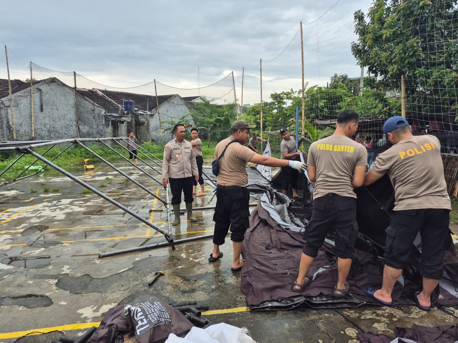 Gercep Polres Serang Dirikan Dapur Umum Dekat Lokasi Banjir Perumahan BNL Kibin