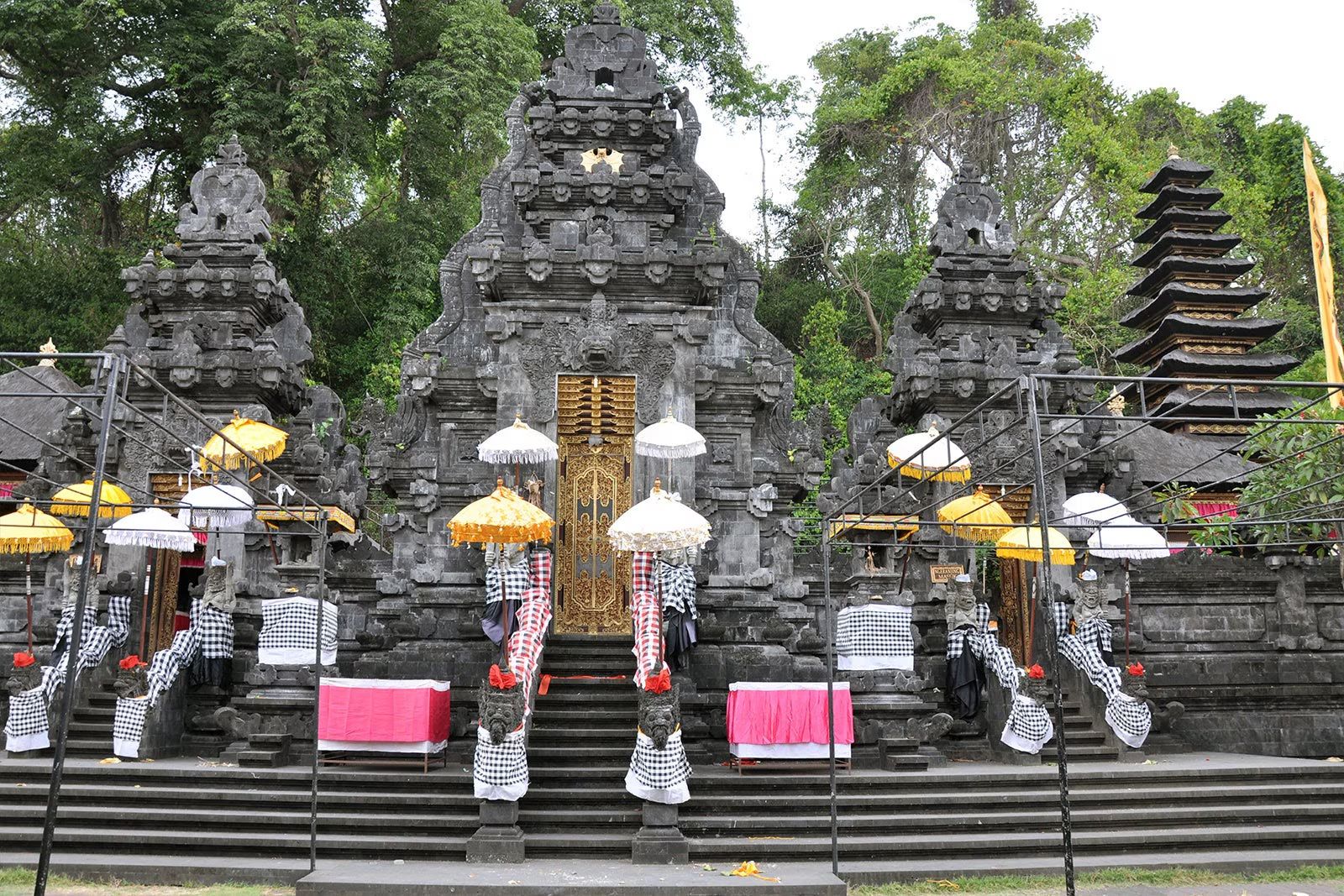 Pura Goa Lawah Perpaduan Sakral dan Aura Mistis di Bali