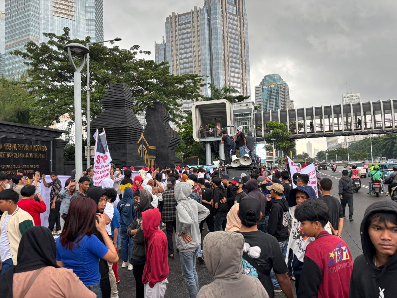 Massa Demo Markas Polda Metro, Minta Usut Kasus Konten Pandji Pragiwaksono