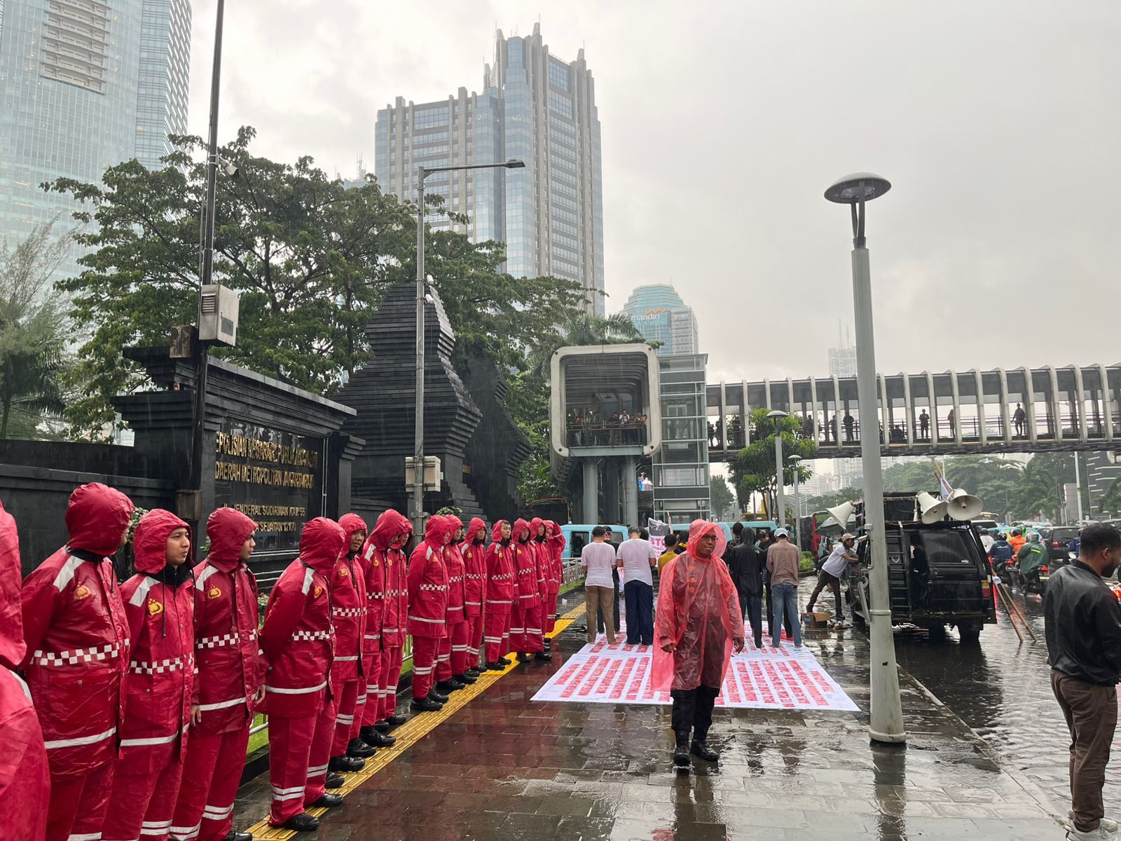 Massa Demo Markas Polda Metro, Minta Usut Kasus Konten Pandji Pragiwaksono
