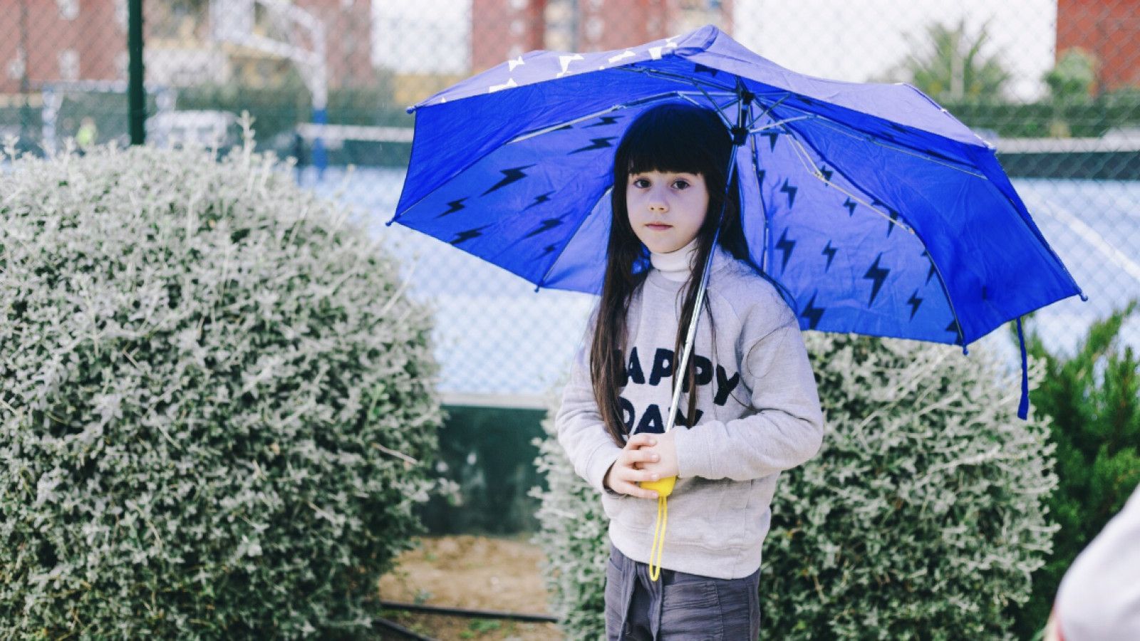 Pilihan Outfit Layering yang Stylish untuk Musim Hujan