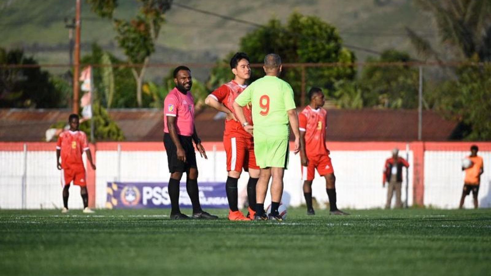 Wakil Presiden Gibran Hibur Anak-Anak dengan Sepak Bola di Wamena
