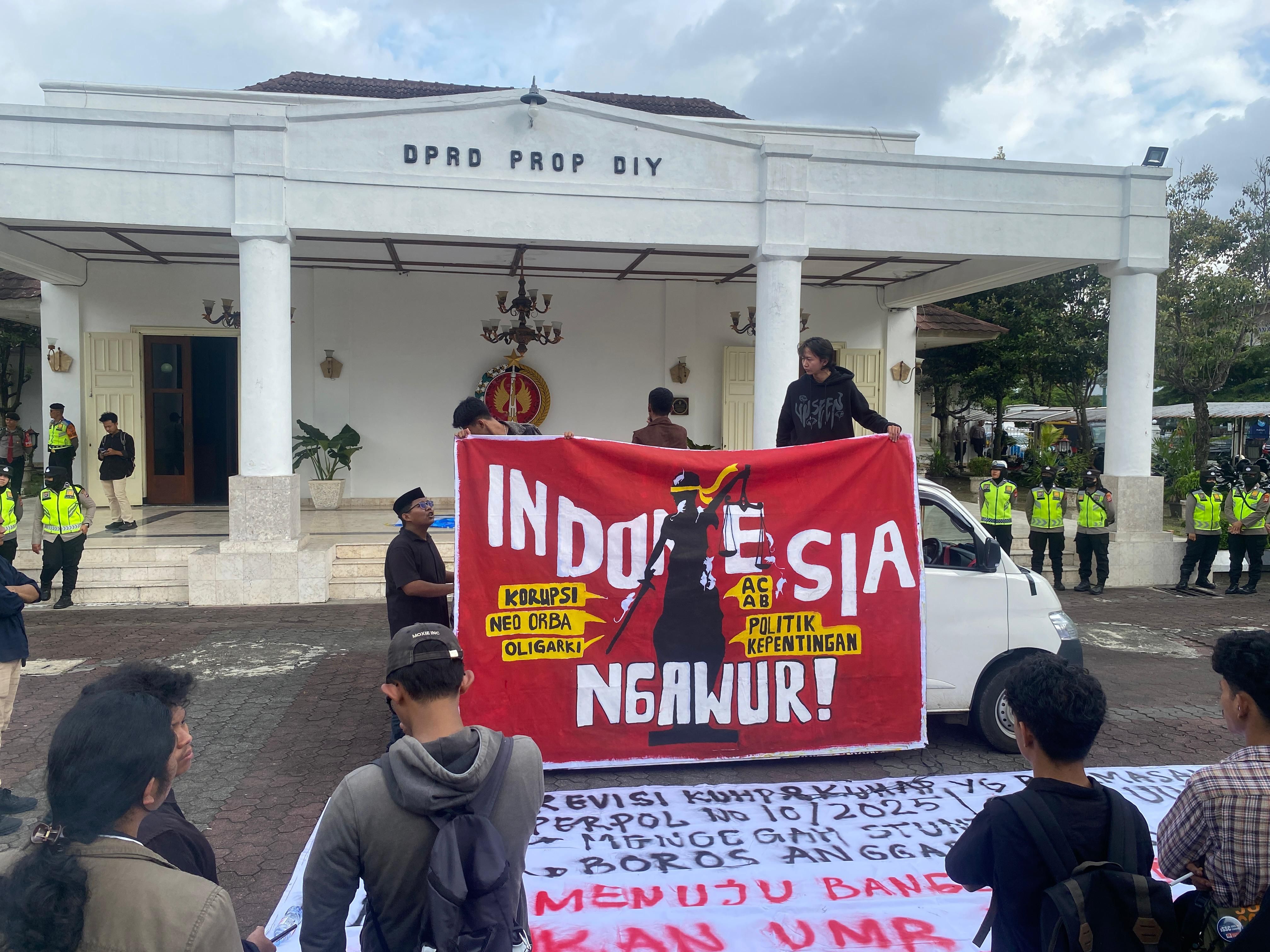 Mahasiswa Kepung DPRD DIY, Tolak Pilkada Dipilih Lewat Legislatif Sebut Tetap Ada Politik Uang : Justru Dana Lebih Besar Tapi Bukan ke Rakyat