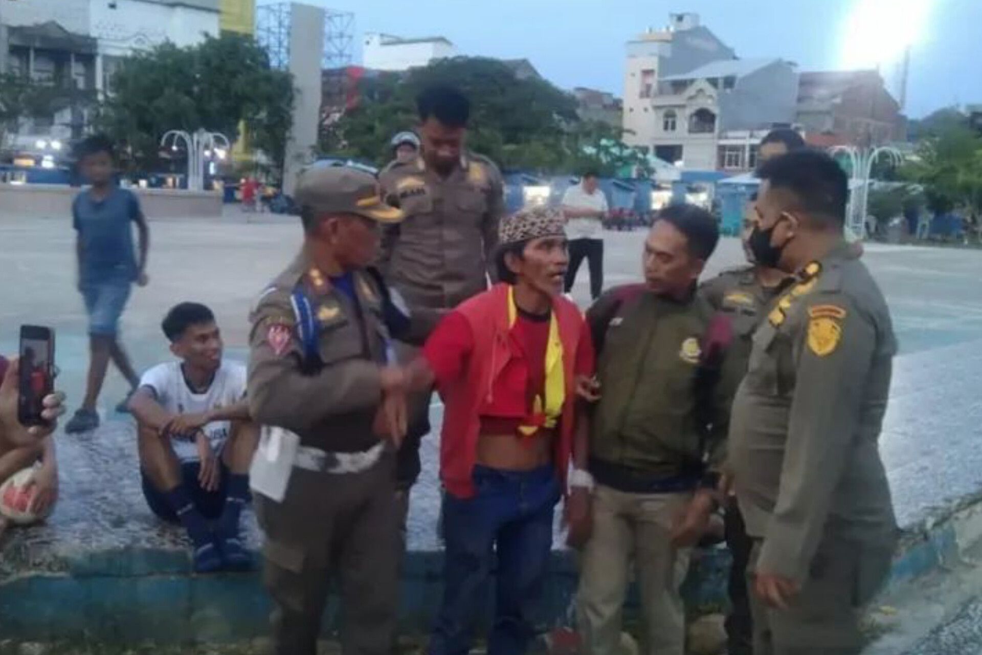 Satpol PP Wajo Amankan ODGJ Ngamuk di RTH Callaccu Sengkang