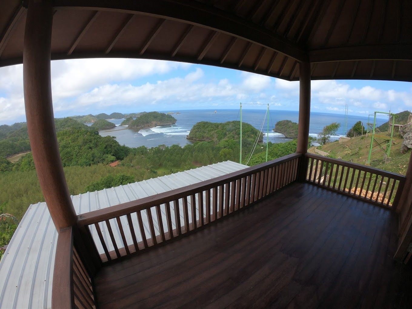 Menikmati Raja Ampatnya Jawa Timur di Pantai Teluk Asmara. Spot Foto Terbaik dan Waktu Paling Pas dari Villa Asmara Hills
