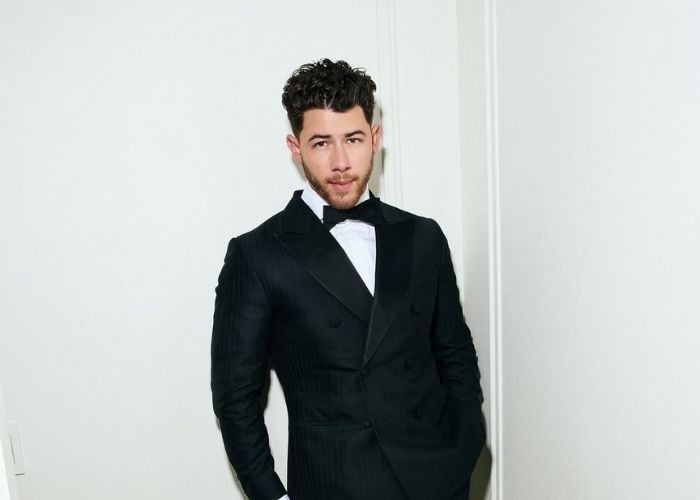 Nick Jonas Mendadak Tinggalkan Golden Globes 2026, Ternyata Ini Alasan