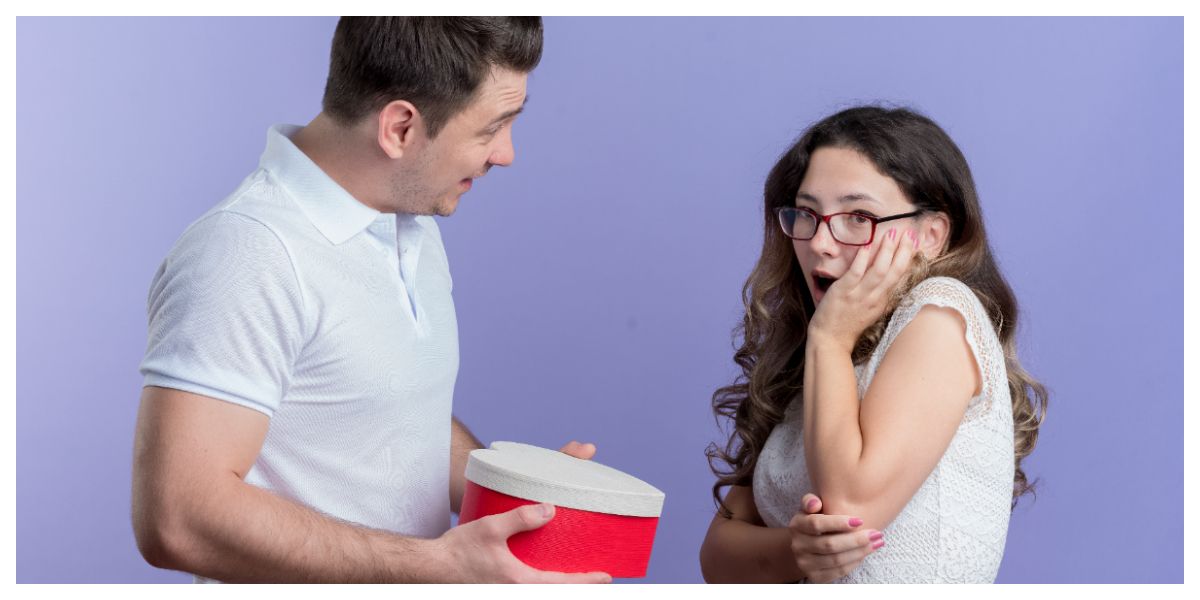 Bikin Baper Terus? Ini 6 Tanda Orang Love Bombing Terhadap Kamu, Bukan Cinta yang Sehat!