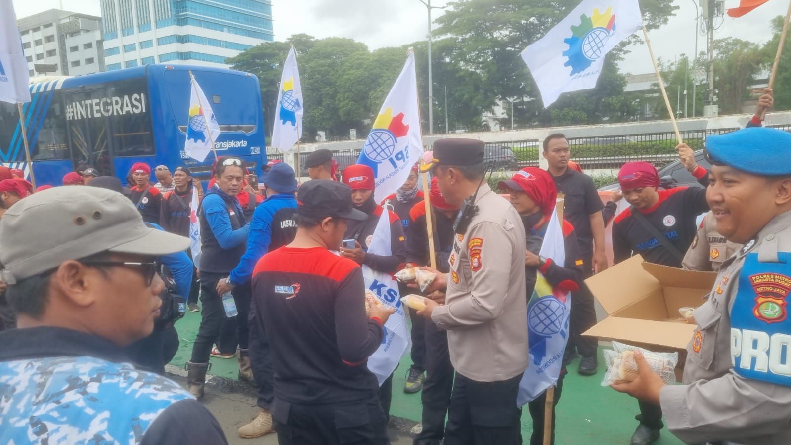 Aksi Humanis Polisi di Tengah Demo Buruh DPR RI, Sebar Minuman hingga Roti