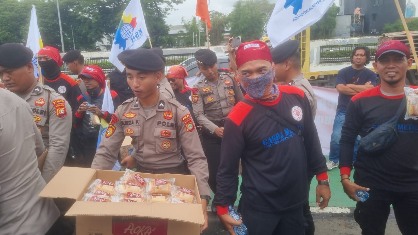 Aksi Humanis Polisi di Tengah Demo Buruh DPR RI, Sebar Minuman hingga Roti