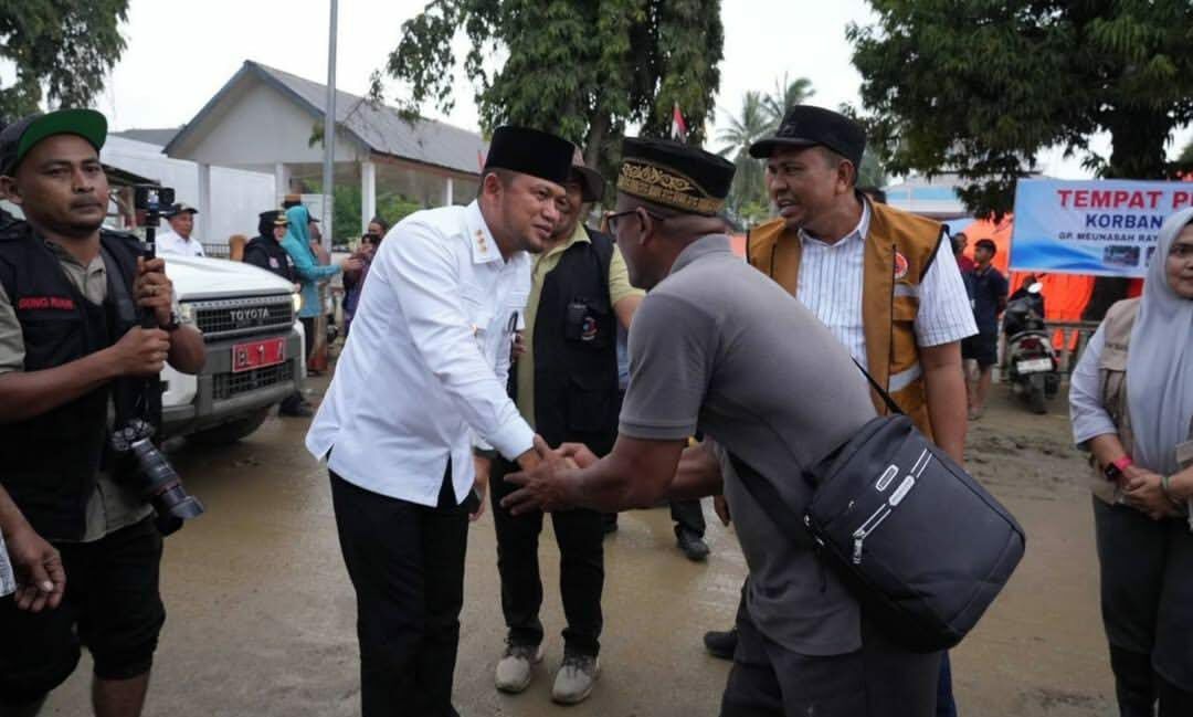 Momen Gubernur Kaltim Berbaur dengan Warga Pidie Jaya di Masjid Baitul Amal