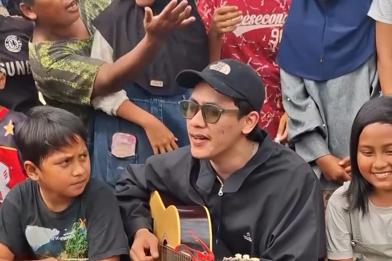 Penyanyi dari Ajang Pencarian Bakat Kenriz Hibur Anak-Anak Korban Banjir dan Longsor di Di Desa Jamat Linge