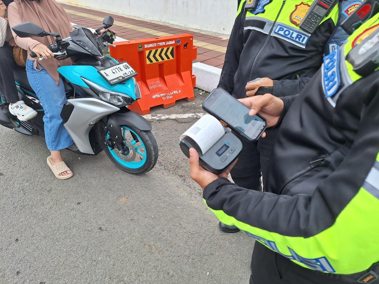 Satlantas Polres Purwakarta Terapkan E-TLE Mobile Handheld dalam Penegakan Hukum Lalu Lintas
