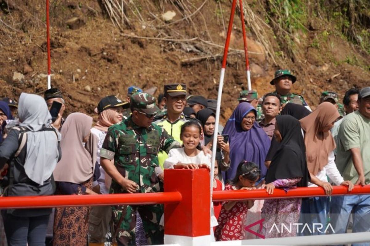 TNI Berhasil Sambungkan Jalan Malalak Pascabencana Banjir Bandang di Sumbar