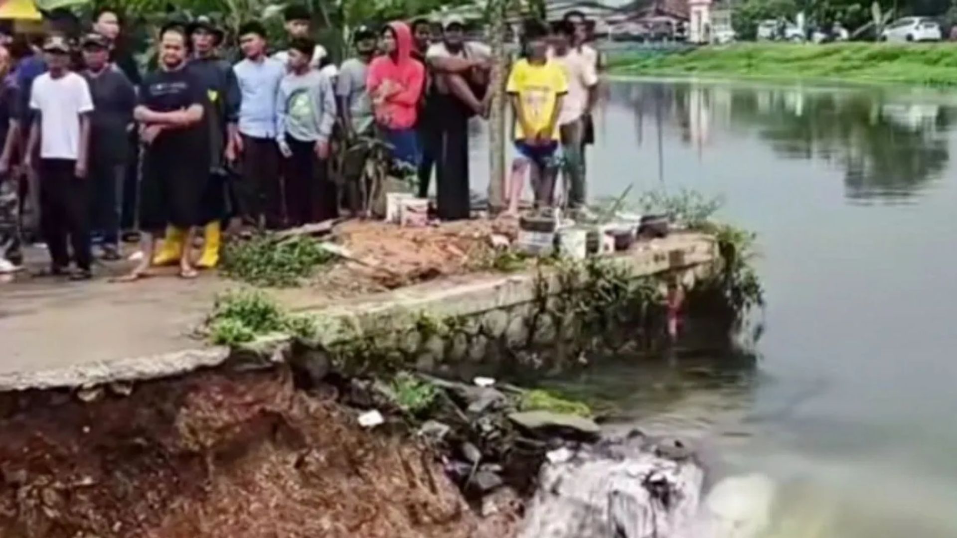 Tanggul Sungai Kalimalang Jebol, Ratusan KK di Telukjambe Barat Terdampak Banjir