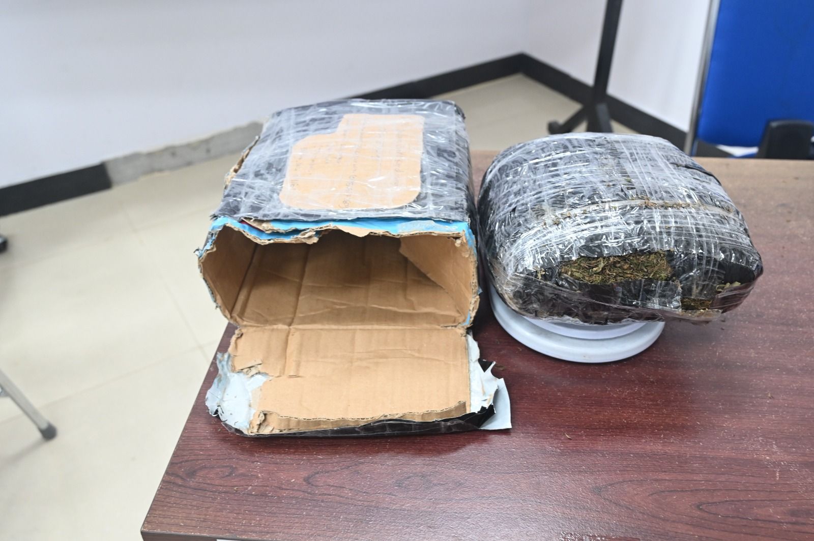 Pengiriman Ganja Via Bandara SSK II Pekanbaru Digagalkan, Modusnya Disamarkan Dus Air