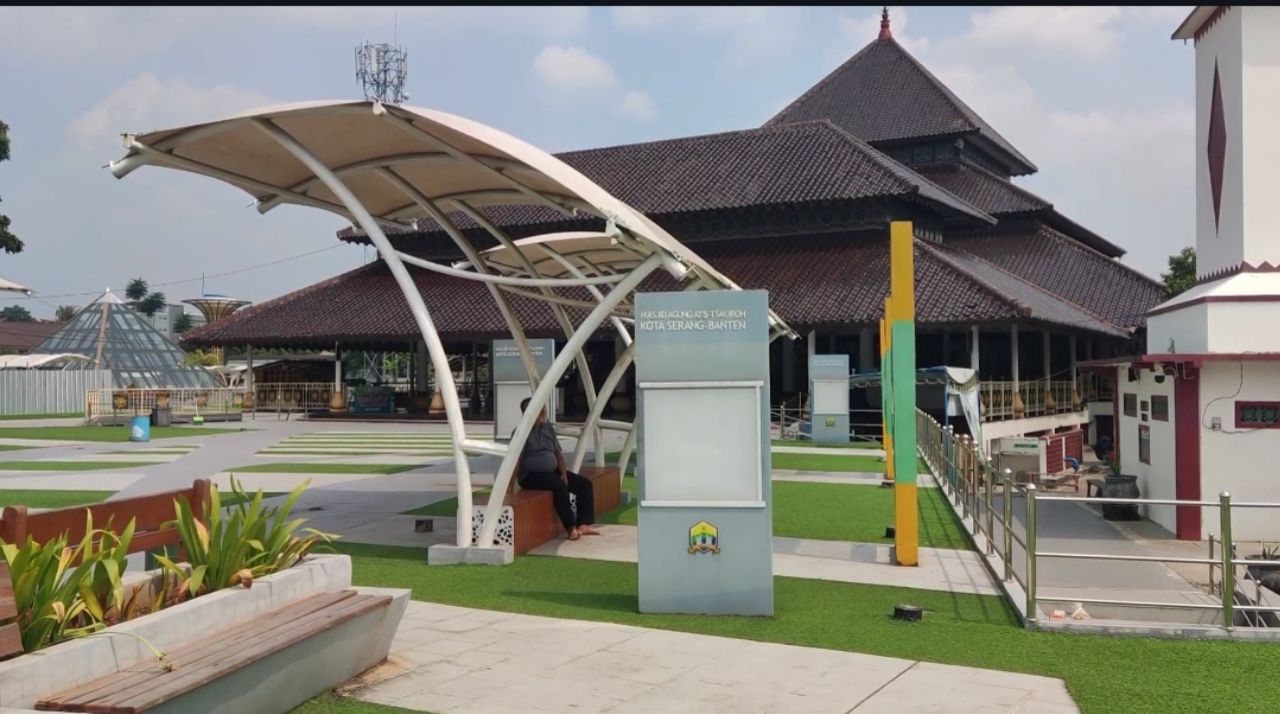 Sholat Tarawih Hingga Jajan Takjir Saat Bulan Puasa Di Masjid Agung Kota Serang