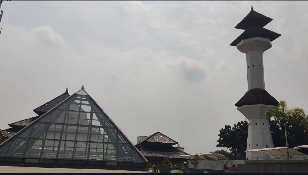 Sholat Tarawih Hingga Jajan Takjir Saat Bulan Puasa Di Masjid Agung Kota Serang