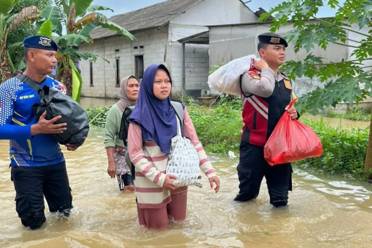 Polres Karawang Bersama TNI dan BPBD Lakukan Evakuasi Warga Terdampak Banjir