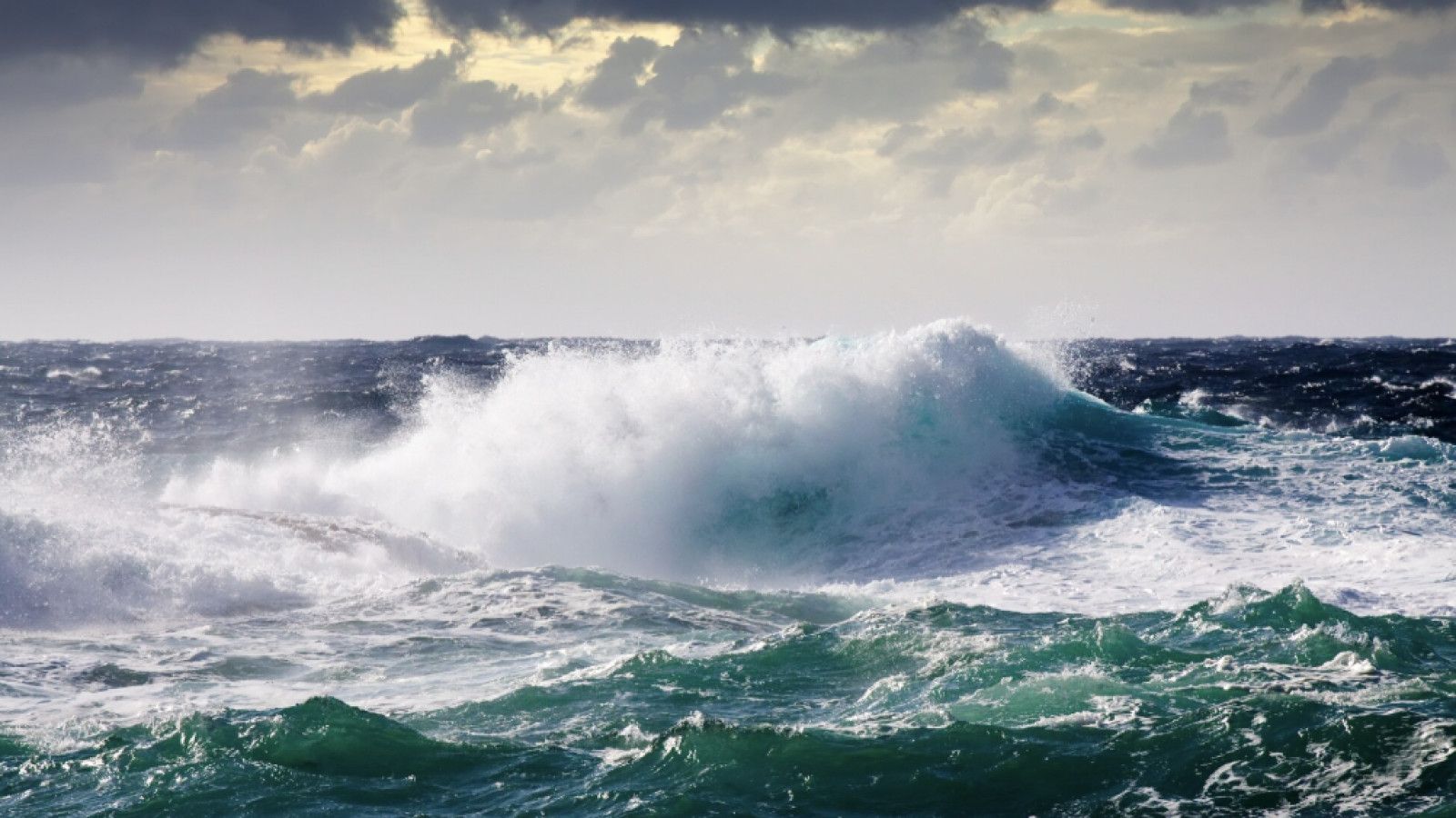 Jelajahi Makna di Balik Mimpi Melihat Ombak Besar