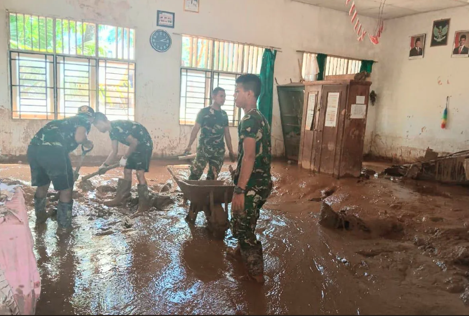 Fokus Pemulihan Pendidikan, TNI Bersihkan Sekolah Terdampak Bencana