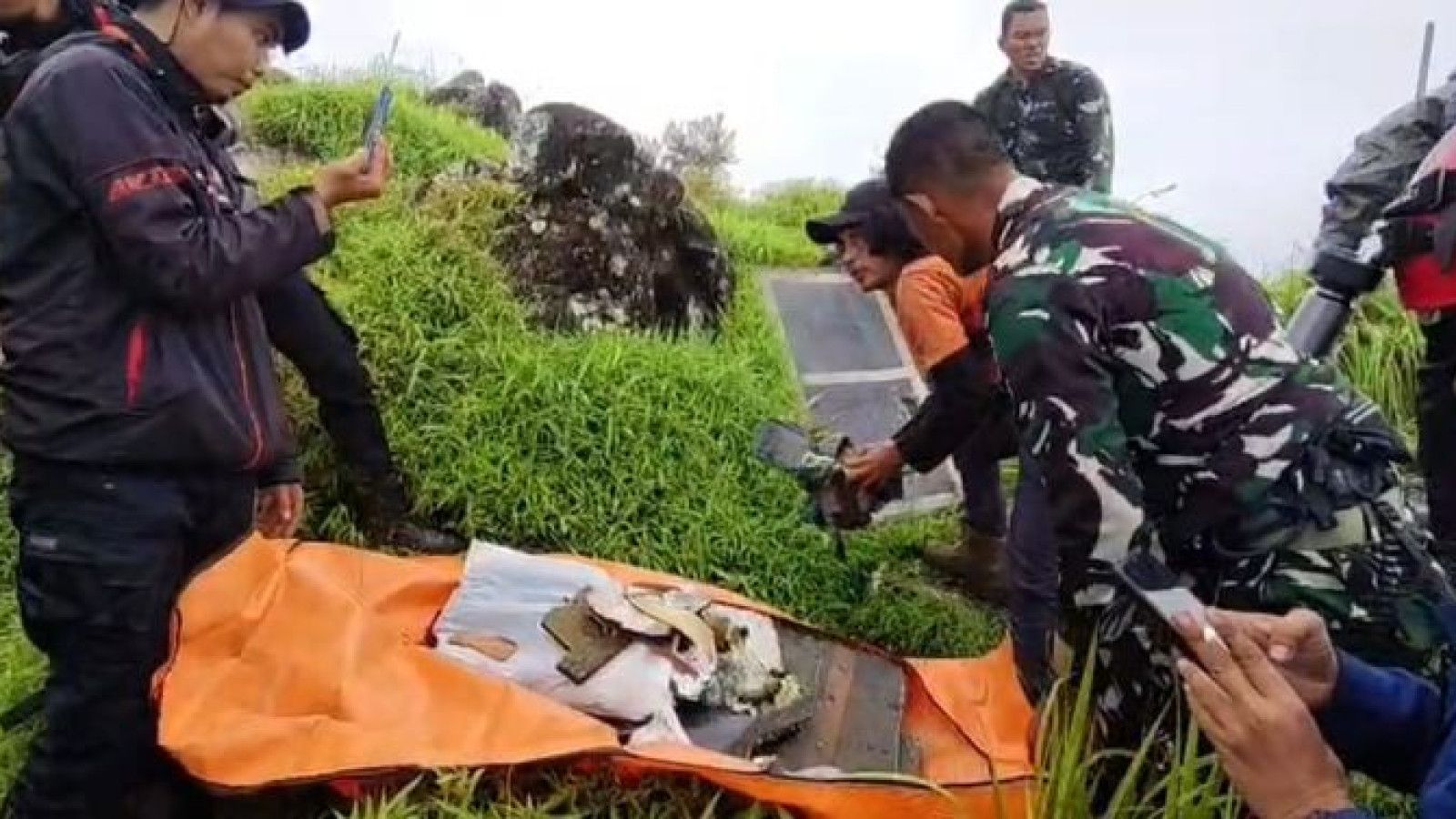 Proses Evakuasi Terhambat Cuaca, Jenazah Korban ATR 42-500 Dievakuasi Melalui Jalur Darat