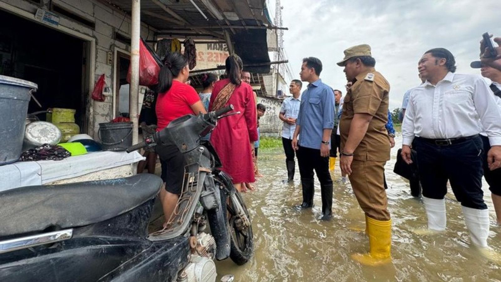 Gibran Rakabuming Tinjau Dampak Banjir di Bekasi