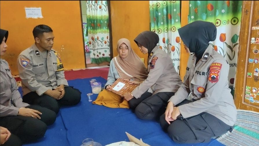 Polres Pekalongan Kota Kunjungi Keluarga Korban Tenggelam dan Beri Bantuan