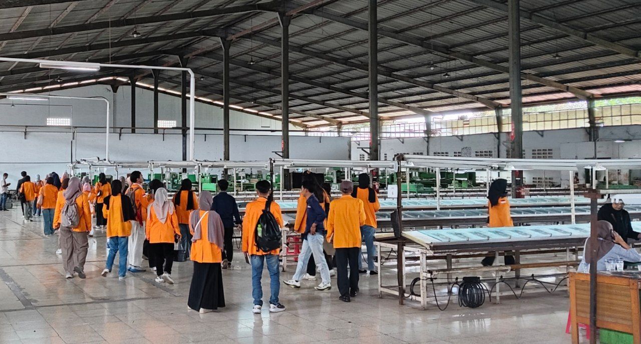 Perkuat Jiwa Wirausaha, Mahasiswa Universitas Primagraha Sambangi Industri Sepatu Tomkins