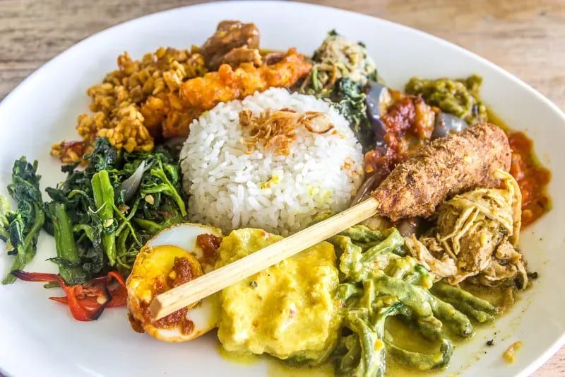 Kuliner sebagai Identitas: Lima Makanan Khas Bali yang Tetap Lestari
