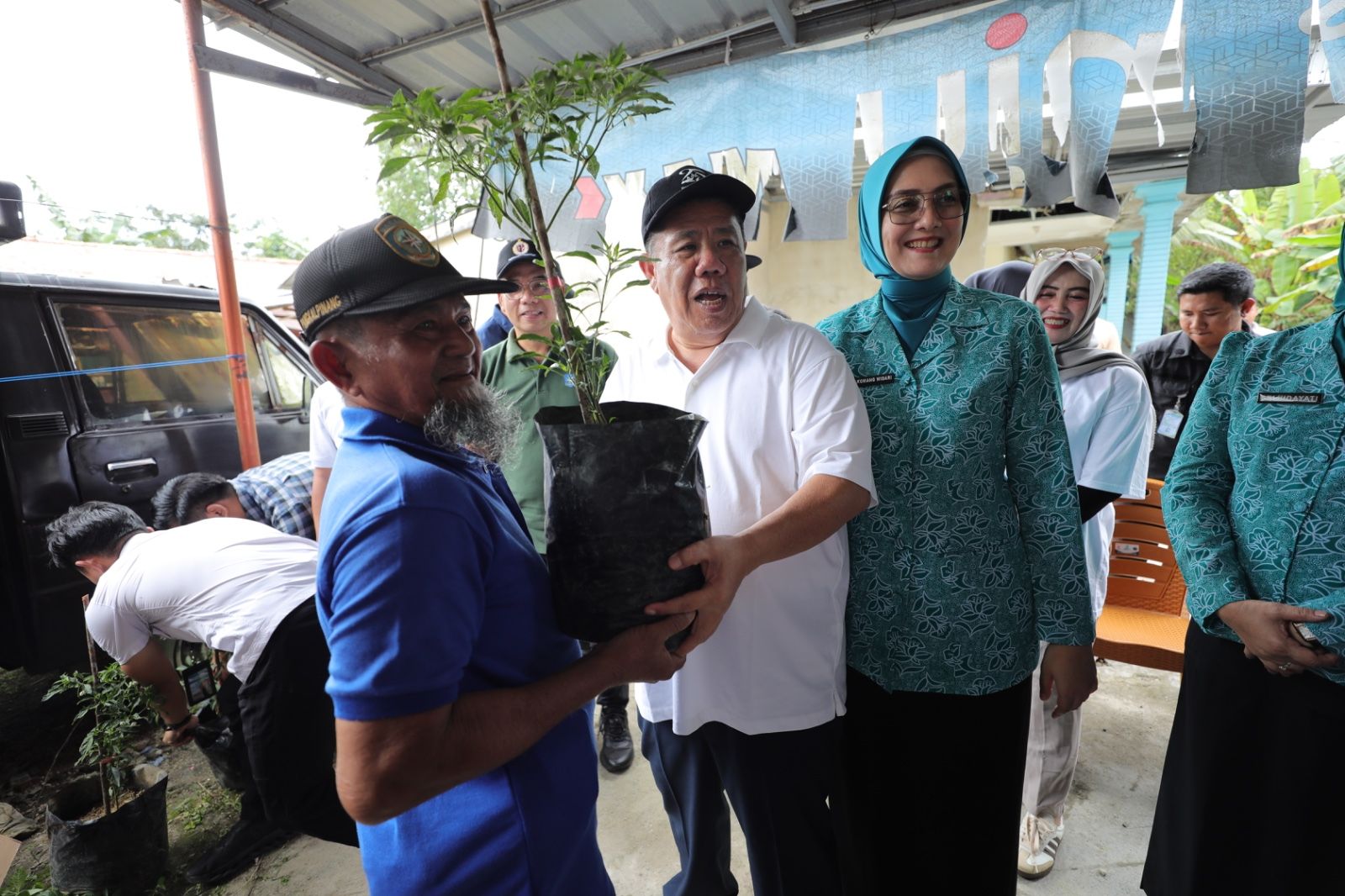 Luncurkan Program GENCAR, Gubernur Hidayat Arsani Bagikan Ratusan Ribu Tanaman Cabai kepada Masyarakat