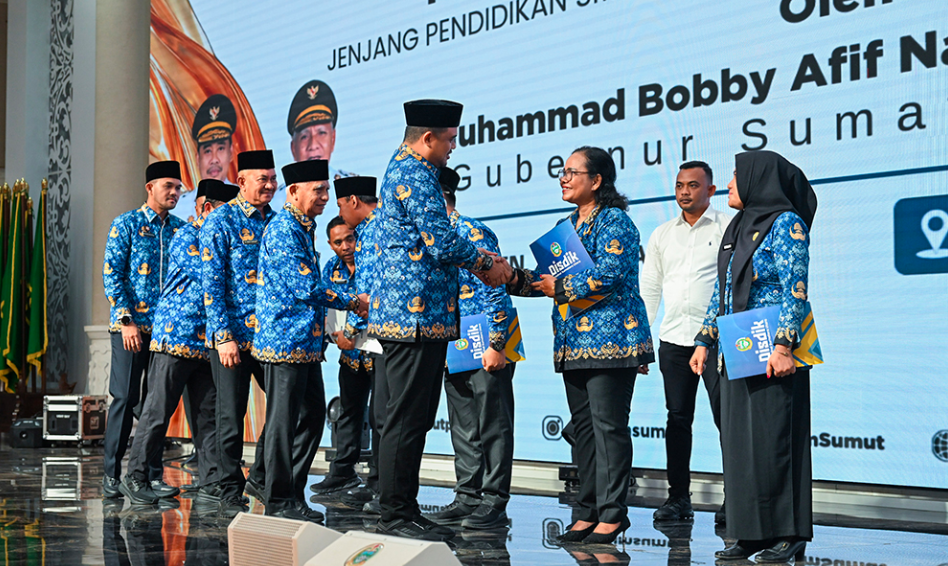 Bobby Nasution Serahkan 248 SK Kepala Sekolah, Tegaskan Sekolah Bebas Pungli